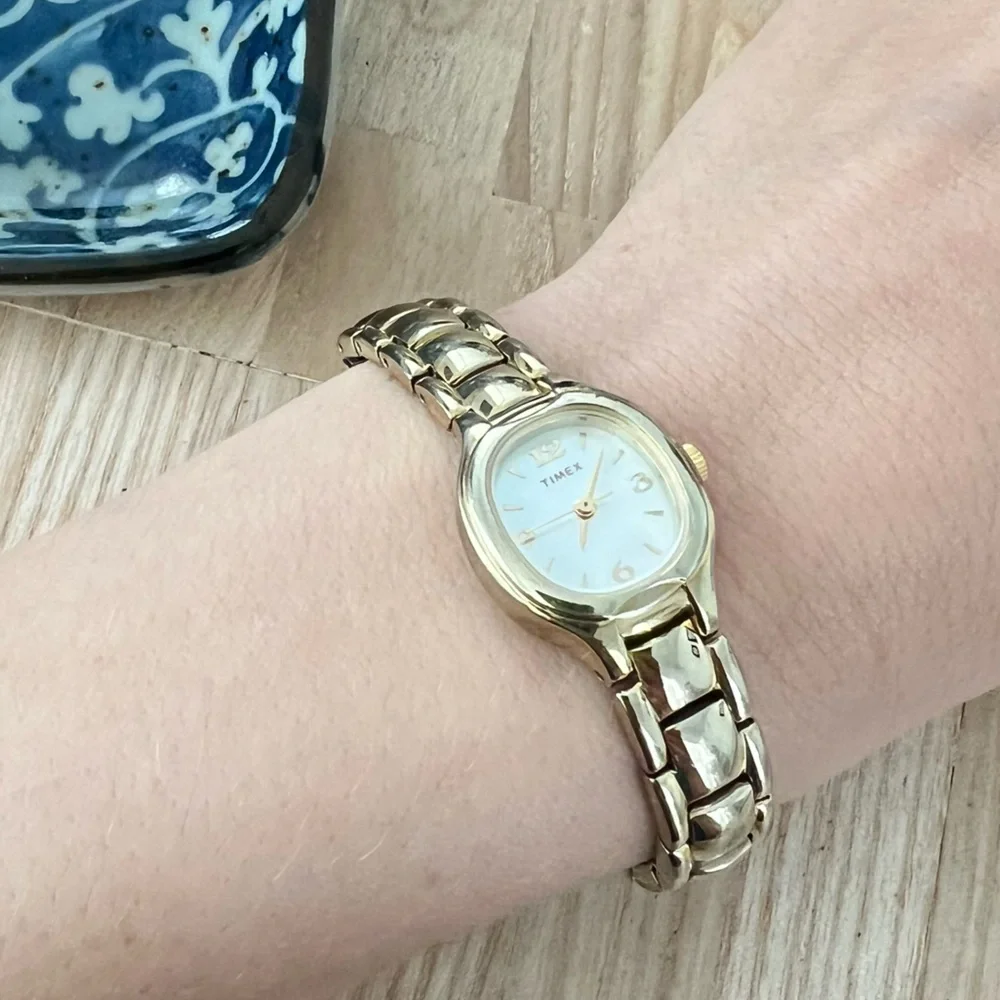 Timex ladies oval gold tone dress watch NEW BATTERY